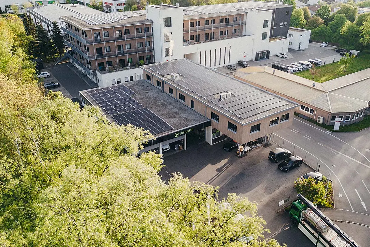 Luftaufnahme des enerquinn-Firmengeländes in Weingarten mit Photovoltaikmodulen auf den Hallendächern