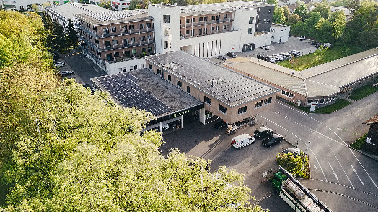Luftaufnahme des enerquinn-Firmengeländes in Weingarten mit Photovoltaikmodulen auf den Hallendächern